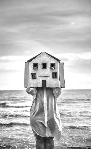 ‘Hidden’ lo scatto fotografico di Giorgia Moretti che ha vinto il contest ‘Art for breaking glass’, organizzato dal Cnr – Cug in collaborazione con l’Accademia di Belle Arti di Roma